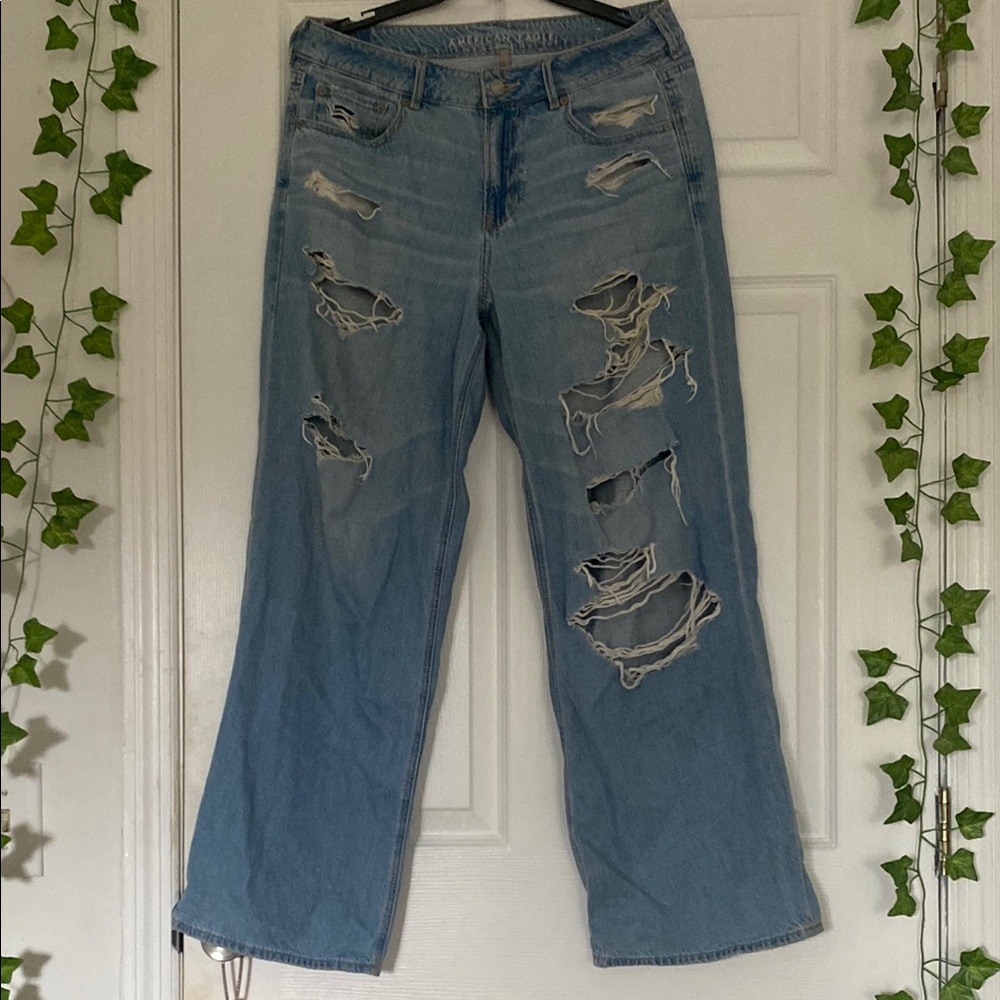 Women’s 8 Short - American Eagle Light-Wash Distressed Jeans; Low Rise Skater